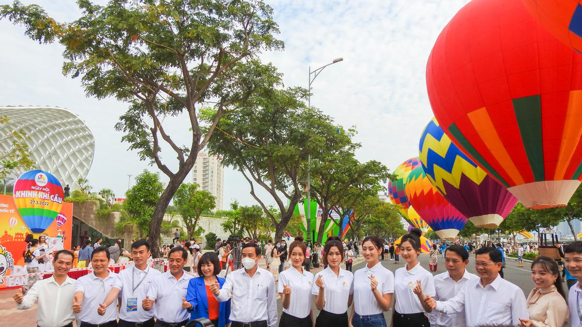 Tân Hoa hậu Du lịch Đà Nẵng 2022 Trần Nguyên Minh Thư cùng các Hoa hậu, Á hậu tại các cuộc thi, tham dự Ngày hội khinh khí cầu bên sông Hàn. Ảnh Thanh Tùng.