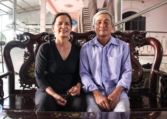 Ông Thuận 3 năm nay cũng đã nghỉ buôn bán để phụ vợ chăm sóc các cụ. Ông thay thế bà tắm rửa cho các cụ mỗi ngày vì bà Hồng đau lưng không còn bế nổi. "Việc chăm sóc các cụ là tâm nguyện lớn nhất của vợ, tui muốn cùng vợ thực hiện tâm nguyện lớn nhất ấy", ông Thuận nói. Ảnh: Vnexpress.