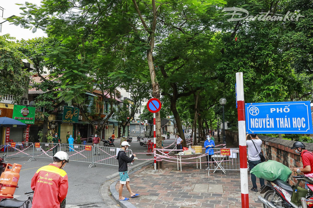 Nhiều người dân gửi đồ tiếp tế vào trong khu cách ly cho người nhà. Ảnh. Quang Vinh. 
