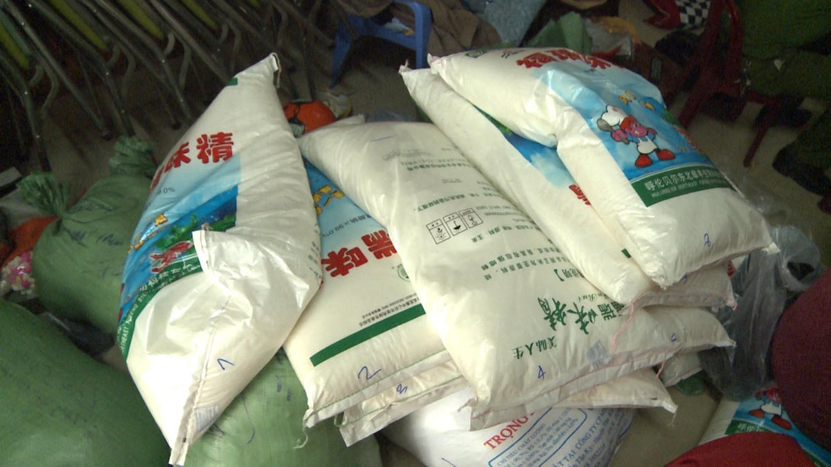 Những bao ngọt nguyên liệu có xuất xứ từ Trung Quốc được Linh và Thắng mua về rồi sang chiết vào các bao bì được làm giả các nhãn hiệu của Ajinomoto và Thái Lan để bán ra thị trường.