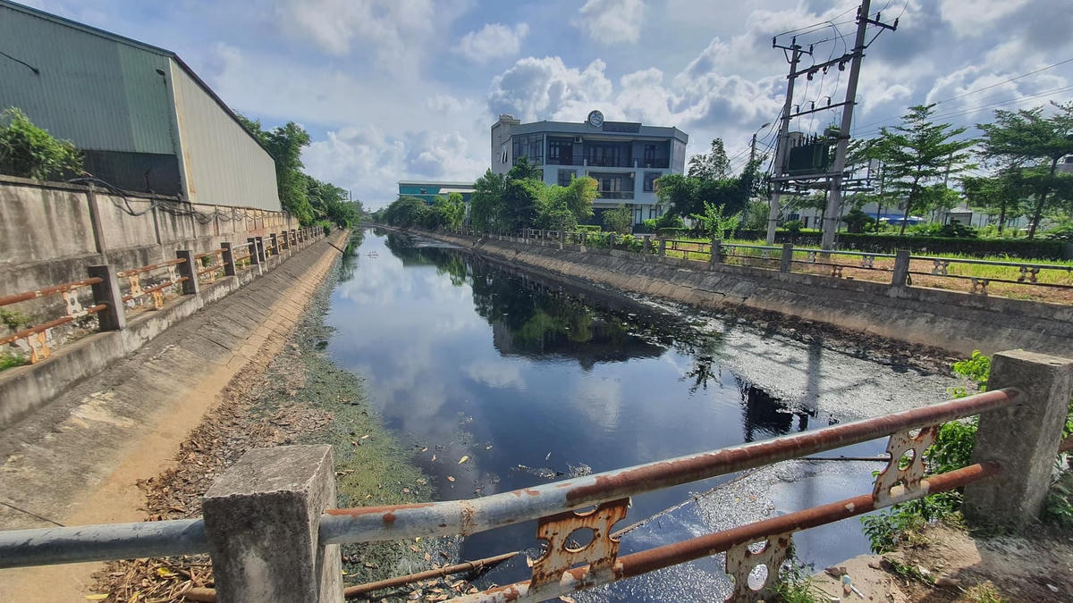 Người dân cũng cáo buộc, nước thải của nhà máy xử lý rác và của các nhà máy trong Cụm công nghiệp Phong Phú đã và đang "giết chết" con sông Đoan Túc.