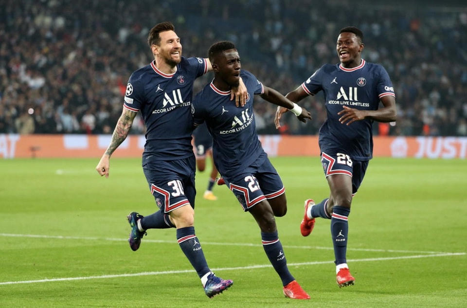 Idrissa Gueye mở tỉ số cho PSG.