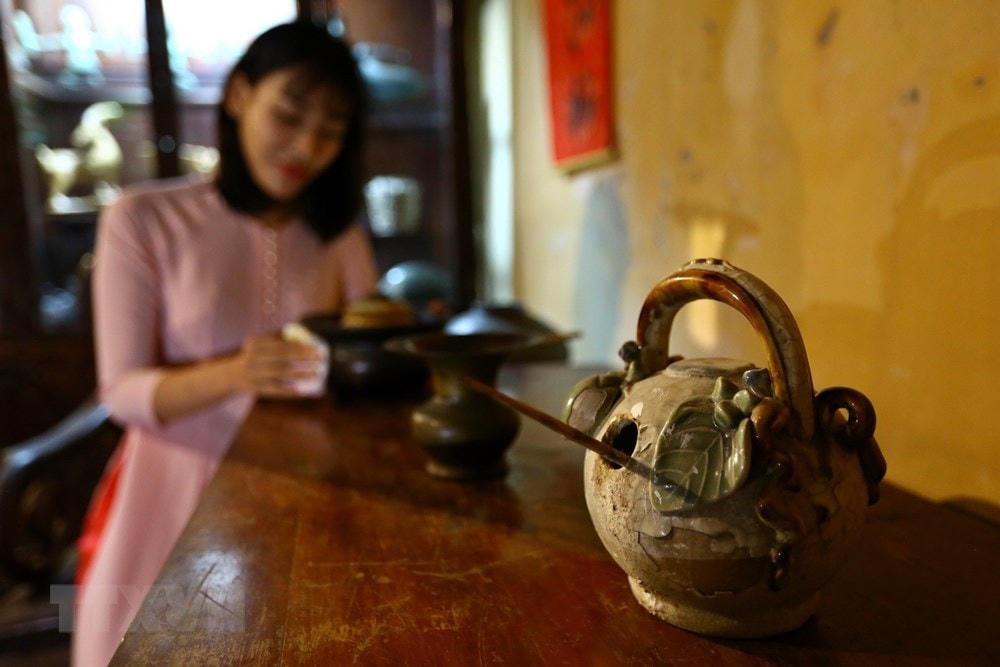 Bộ điếu bát, ấm chén uống trà được lưu giữ. (Nguồn: TTXVN).