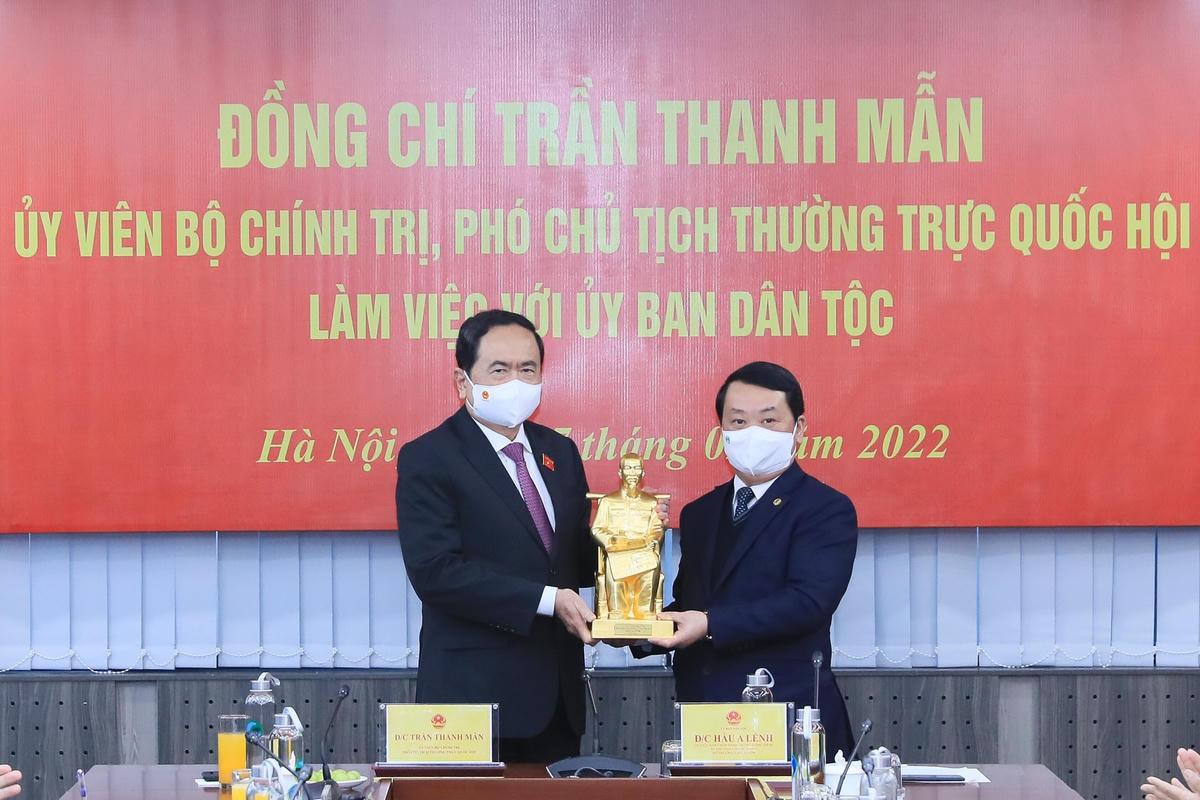 Bộ trưởng, Chủ nhiệm UBDT Hầu A Lềnh tặng quà lưu niệm cho Phó Chủ tịch Thường trực Quốc hội Trần Thanh Mẫn. Ảnh: Quang Vinh.