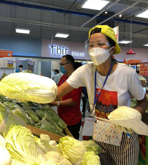 Hoa hậu H’Hen Niê hỗ trợ mua hàng giúp người dân tại siêu thị.