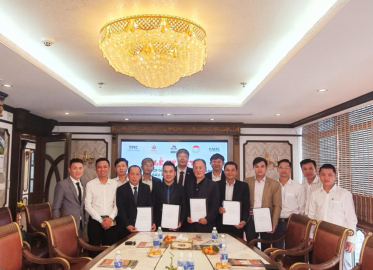 Các đại biểu chụp ảnh chung sau lễ ký