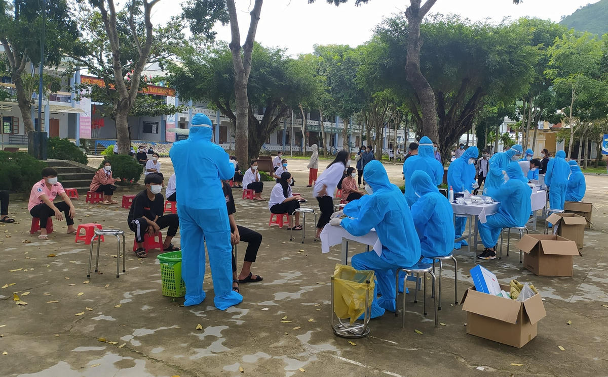 Nhân viên y tế Quảng Nam đang lấy mẫu xét nghiệm Covid-19.