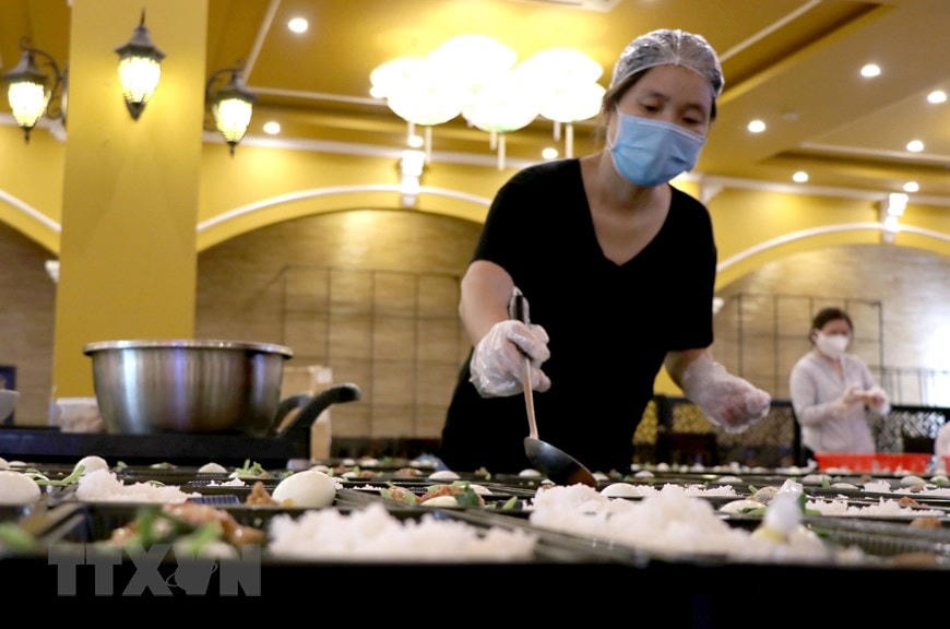 [ẢNH] Chuẩn bị các suất ăn tại các cơ sở y tế, khu cách ly ở Đà Nẵng
