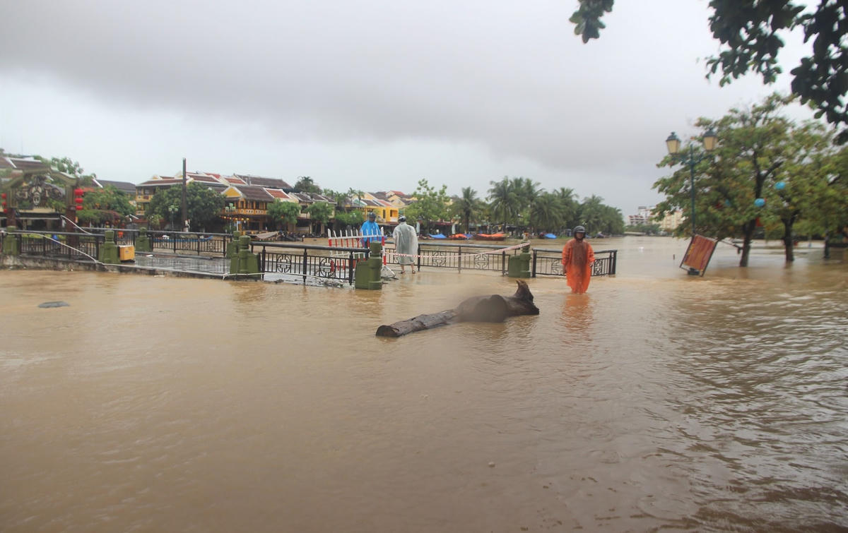 Đoạn cầu Chùa An Hội bị trong biển nước.