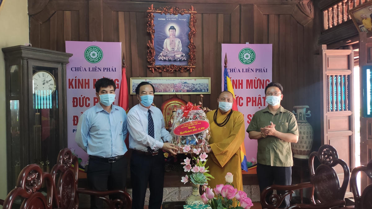 Phó Chủ tịch Ngô Sách Thực tặng hoa chúc mừng lễ Phật đản 2021 - Phật lịch 2565 tại chùa Liên Phái (Hà Nội).