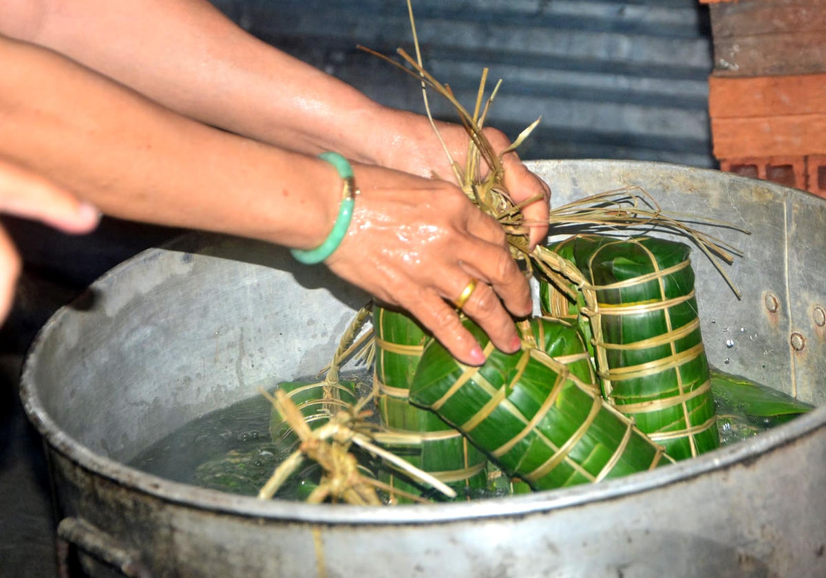 Bánh sau khi gói được nấu rất kỹ.