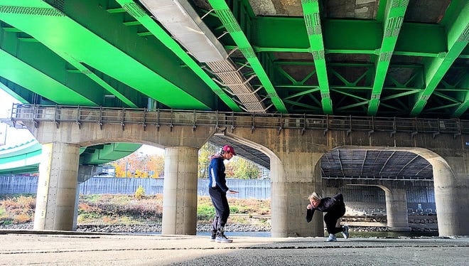 Thế nhưng, vượt qua những khó khăn ngoài lề, bộ đôi Arianna Fontana - Anthony Lobello vẫn tỏa sáng rực rỡ khi Arianna Fontana "rinh" về một tấm huy chương vàng ở nội dung nữ 500 mét và một huy chương bạc ở nội dung đồng đội tiếp sức.