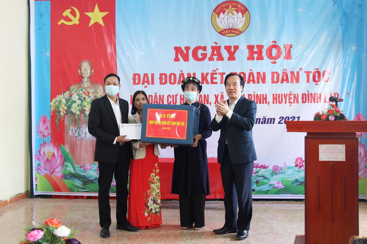 Phó Chủ tịch Ngô Sách Thực tặng quà bà con nhân dân thôn Hòa An tại Ngày hội.