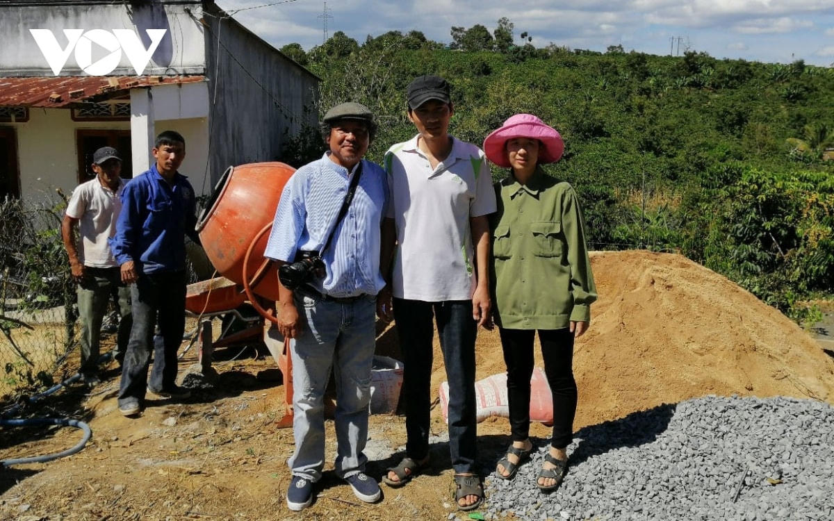 Nhiếp ảnh gia Nguyễn Thành Trung vận động xây nhà cho các gia đình khó khăn.  
