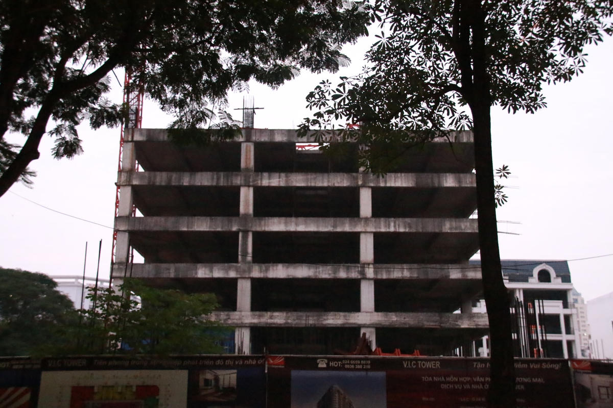 Dự án VIC Tower, tọa lạc tại lô C ô đất D4 KĐT mới Cầu Giấy, chủ đầu tư được lựa chọn là liên doanh Công ty TNHH Phú Mỹ An - Hà Nội và Công ty TNHH thương mại hỗ trợ kiến thiết Miền Núi. Hiện tại, dự án vẫn bị đắp chiếu và cho đến nay vẫn chưa có giấy phép xây dựng. Trong khi đó, số tiền chủ đầu tư đã thu từ khách hàng đã lên tới hàng trăm tỷ đồng.