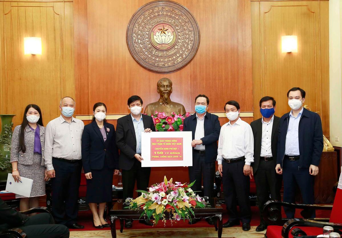 Chủ tịch Trần Thanh Mẫn; Phó Chủ tịch-Tổng Thư ký Hầu A Lềnh; Phó Chủ tịch Trương Thị Ngọc Ánh trao số tiền ủng hộ đợt 1 cho Bộ Y tế để phòng chống dịch Covid-19. Ảnh: Quang Vinh.