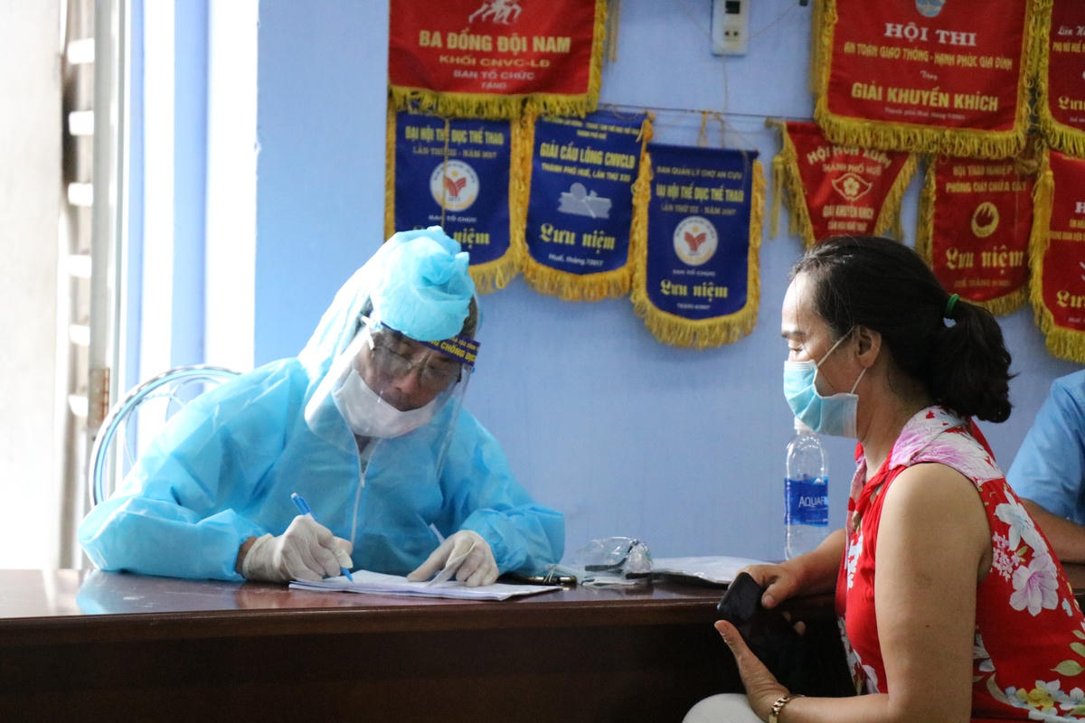 Cán bộ y tế ghi lại thông tin của người được lấy mẫu.