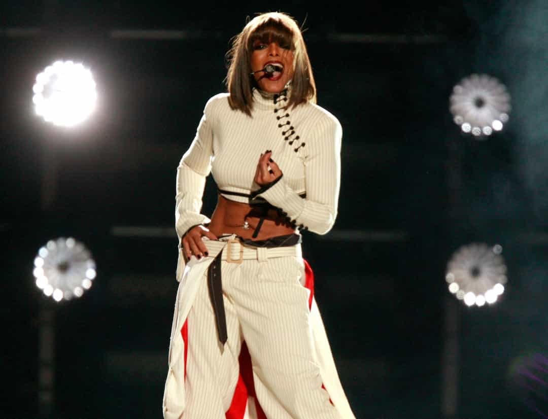 Janet, chị gái của Jackson.  