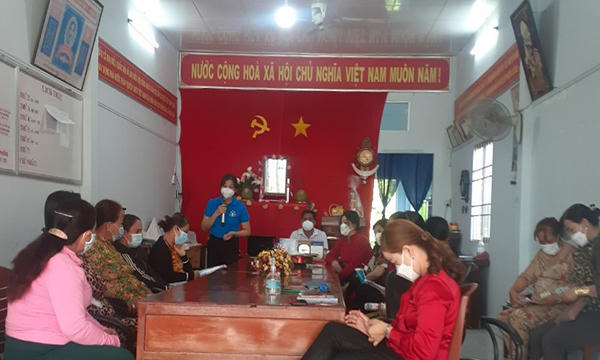 Vận động, tuyên truyền theo nhóm nhỏ.
