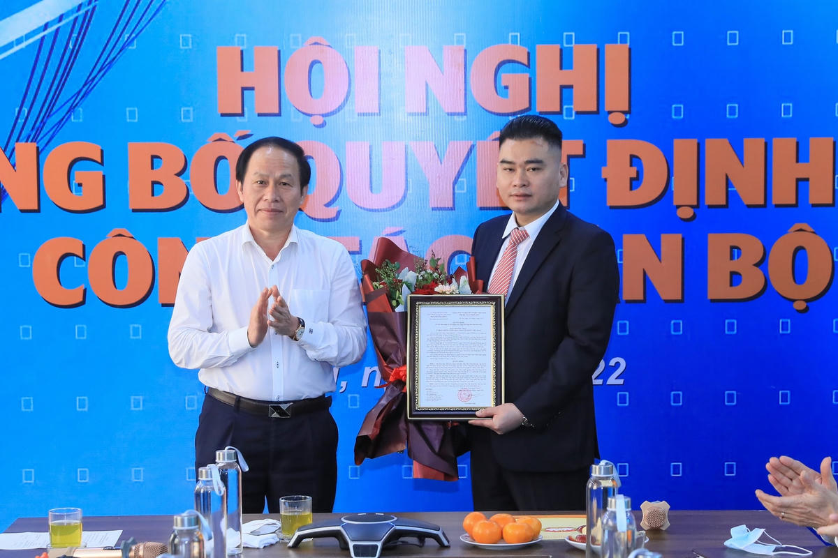 Phó Chủ tịch - Tổng Thư ký Lê Tiến Châu trao quyết định bổ nhiệm Phó Tổng Biên tập báo Đại Đoàn Kết cho nhà báo Trần Bảo Trung. Ảnh: Quang Vinh.