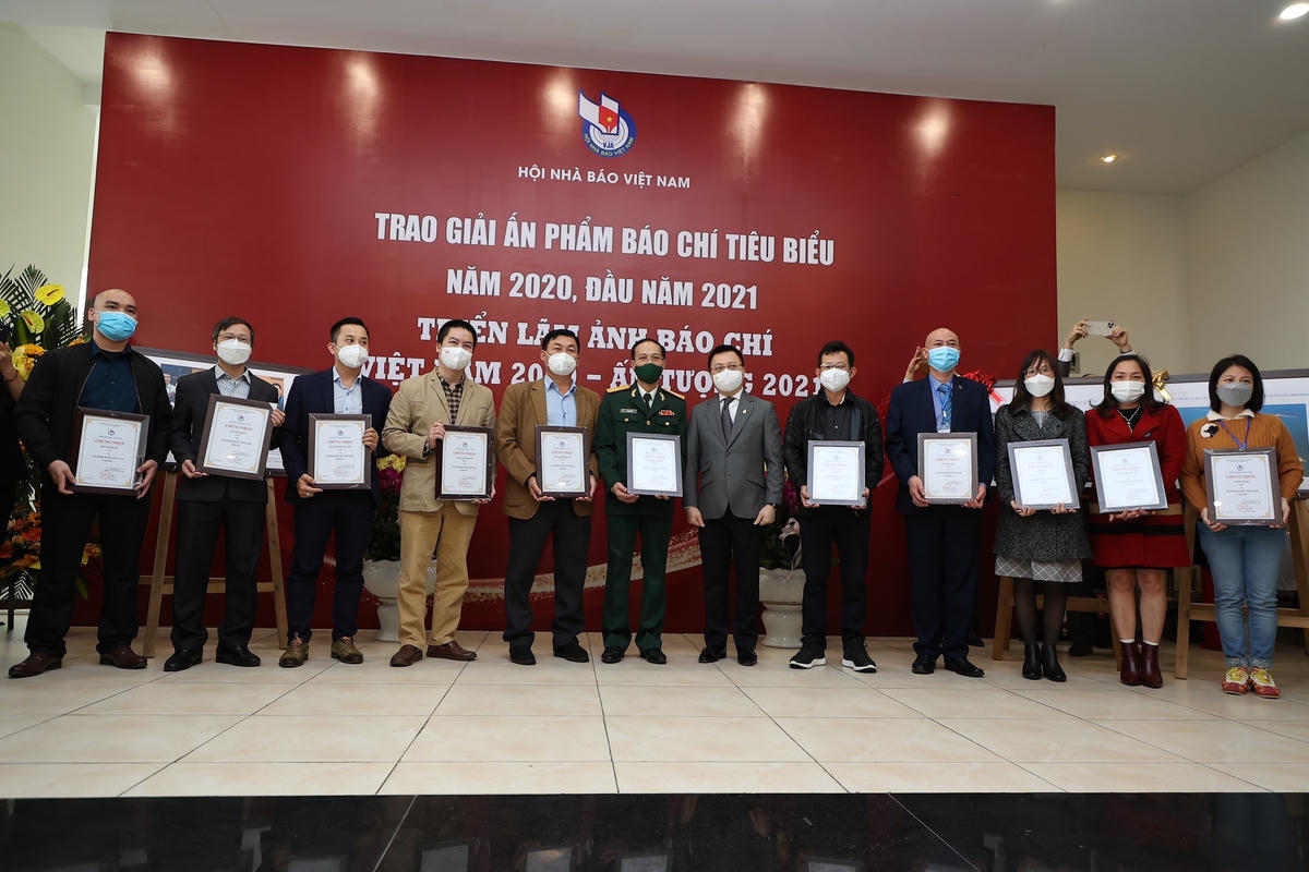 Ông Lê Quốc Minh, Chủ tịch Hội Nhà báo Việt Nam trao giải A bìa báo Tết ấn tượng cho các đơn vị.