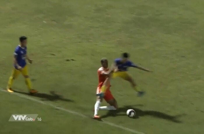 Văn Quyết xông phi vào người đối phương. (Ảnh: Chụp màn hình) .