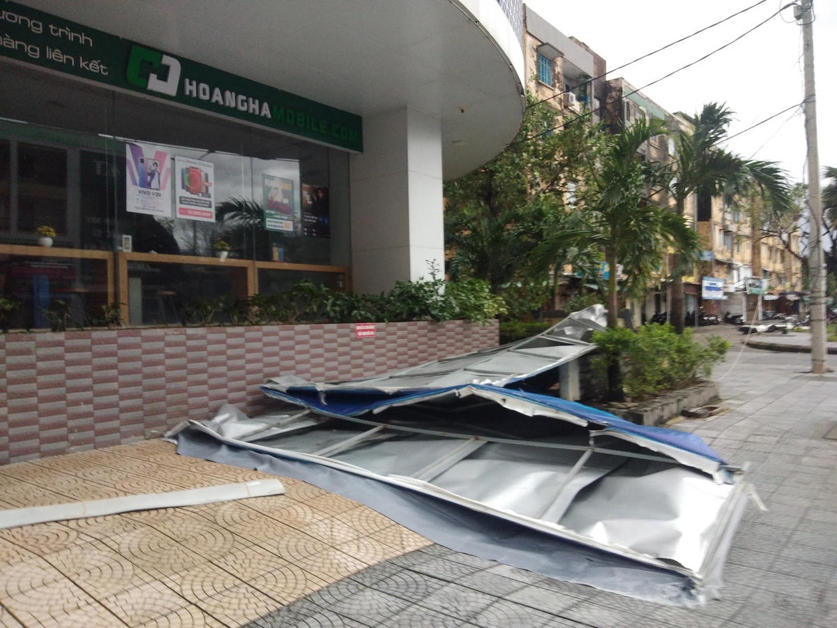 Nhiều biển hiệu bị gió thổi bay ra đường.