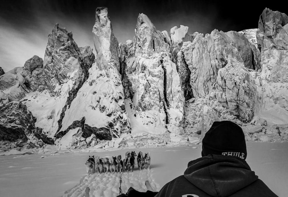 Theo Nhiếp ảnh gia Đan Mạch Carsten Egevang: Khi tôi bắt đầu sự nghiệp ở Greenland gần 30 năm trước, tôi đã quan tâm đến vùng hoang dã nguyên sơ và động vật hoang dã. Mãi cho đến vài năm sau, tôi mới nhận ra sự độc đáo của Greenland còn được tìm thấy ở những người dân nơi đây.