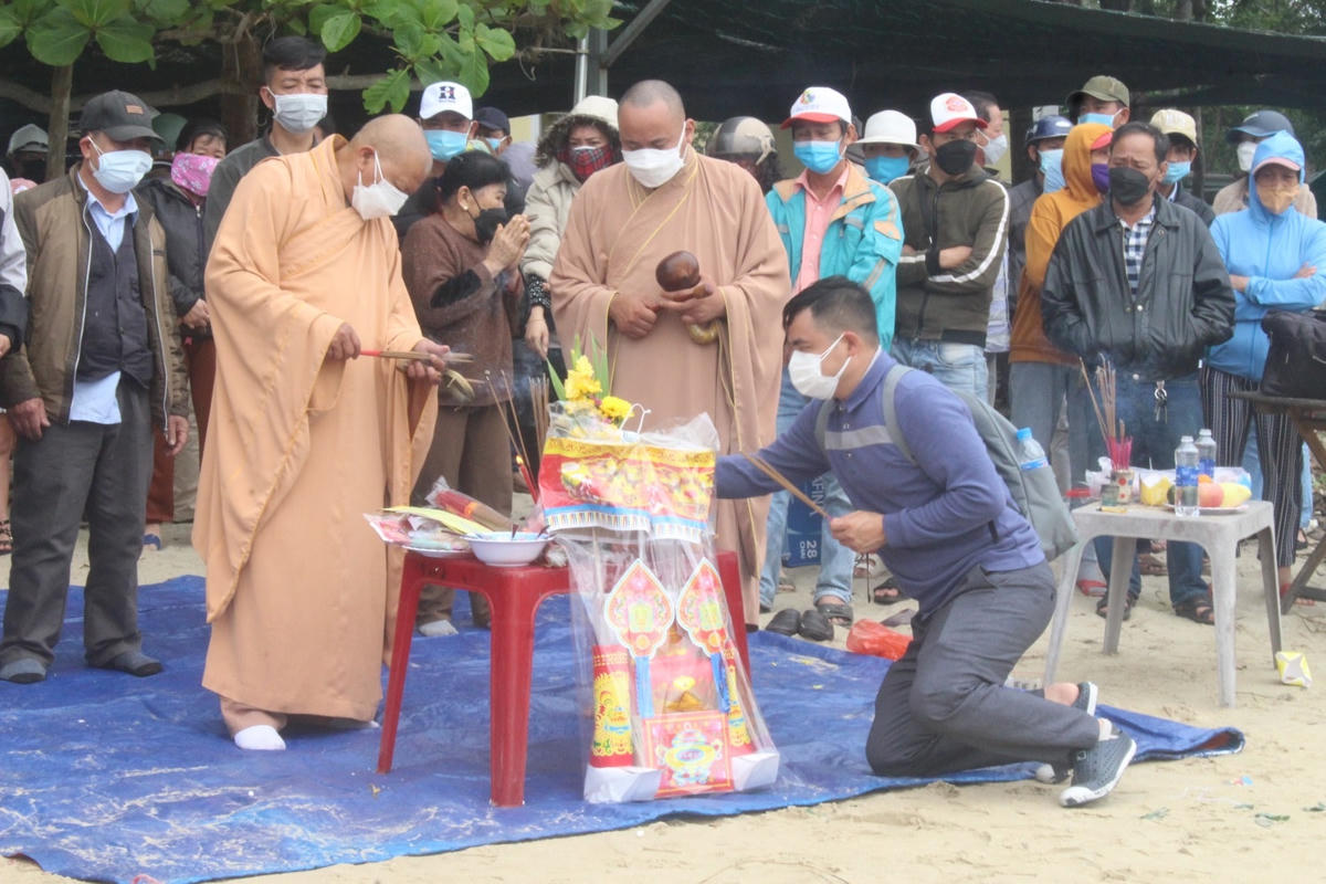Lập bàn thờ cầu siêu cho các nạn nhân xấu số vụ lật ca nô trên biển.