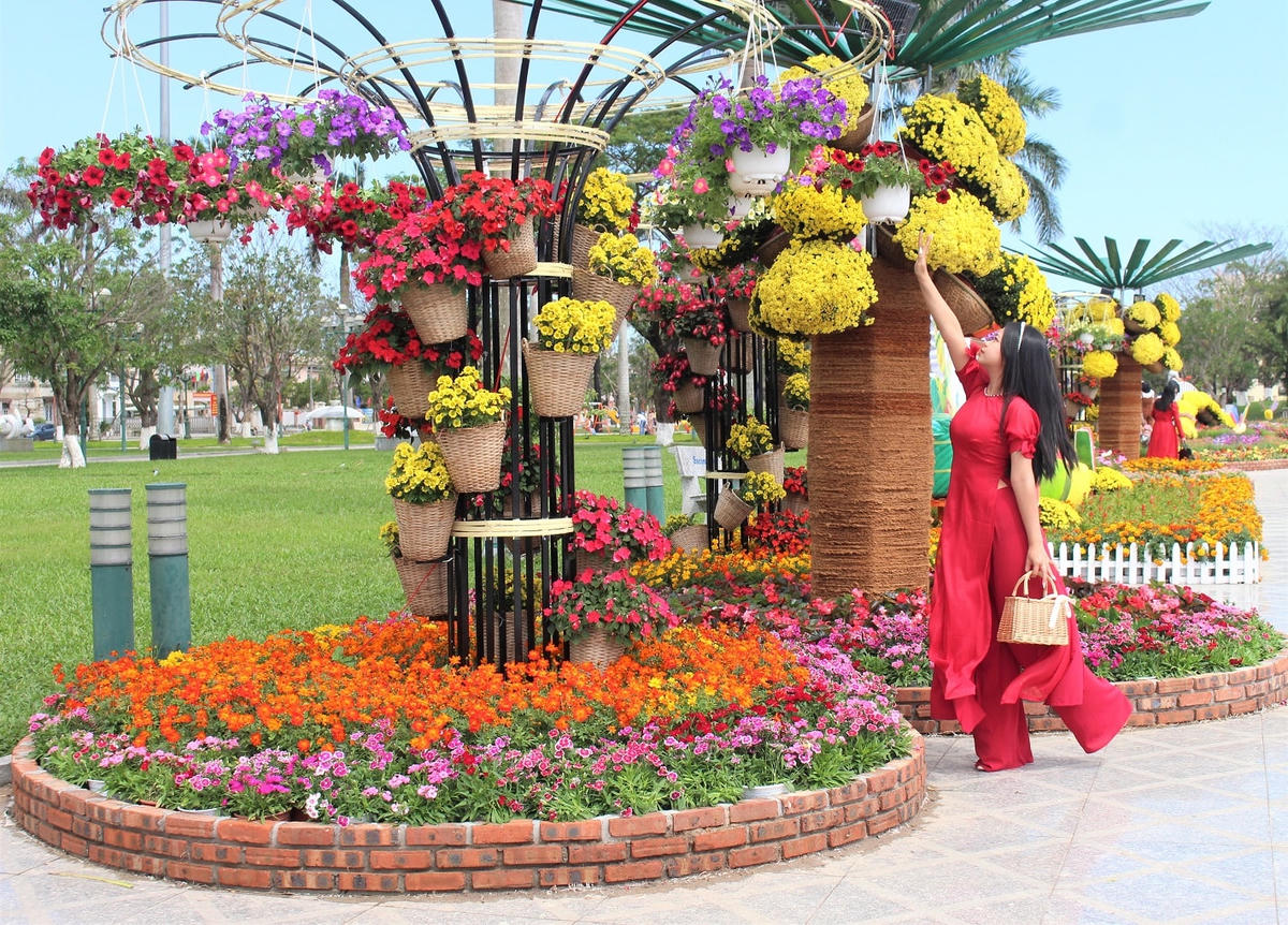 Nhiều bạn trẻ thích chụp ảnh lưu niệm đầu năm mới.