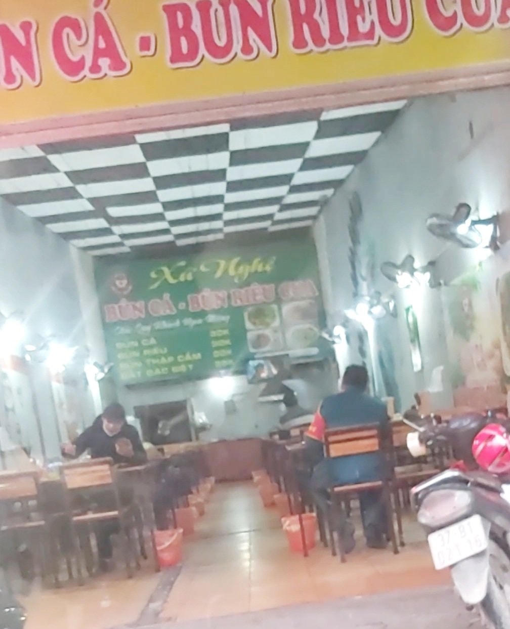 Tuy nhiên, một số quán ăn dù nằm trong cấp độ dịch thuộc vùng đỏ nhưng vẫn mở bán cho khách ăn tại chỗ.