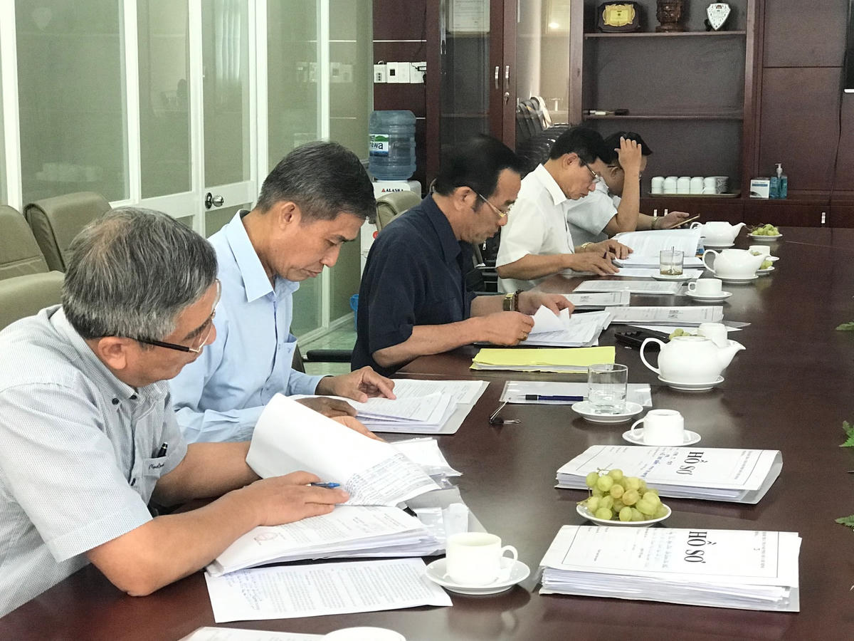 Các thành viên trong đoàn giám sát kiểm tra quy trình giải quyết vụ việc của TTTP.