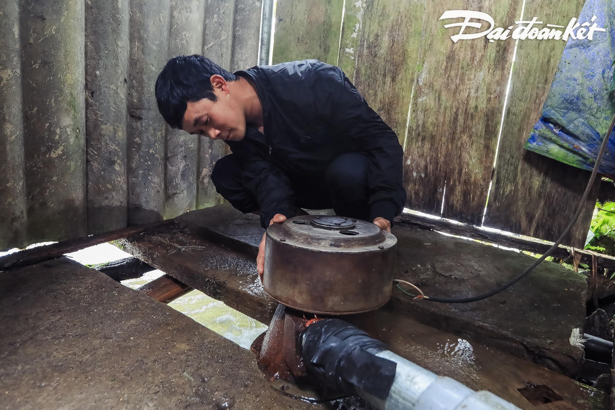 Anh Tương Văn Thái bên chiếc tua bin phát điện của gia đình mình.