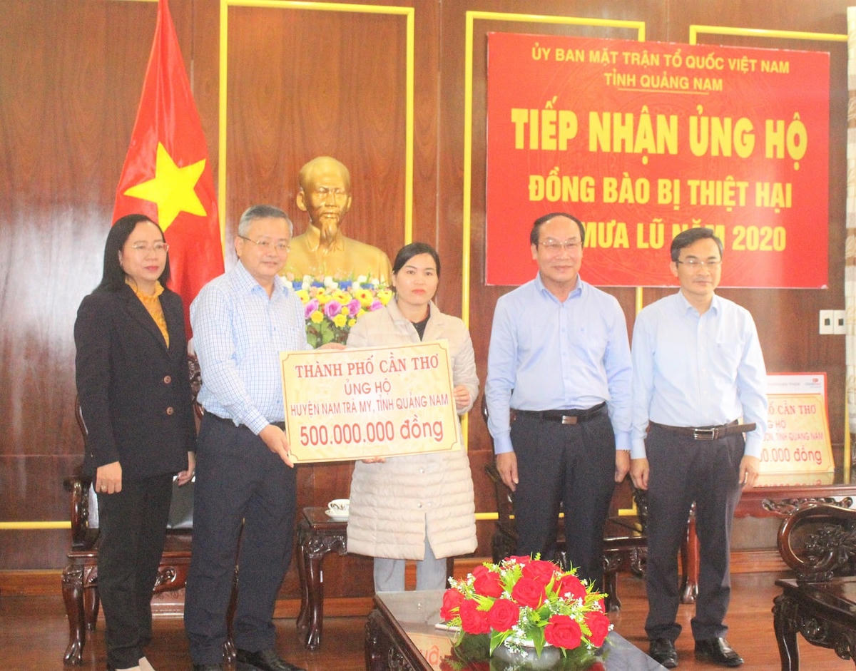 Trao tặng 500 triệu đồng cho huyện Nam Trà My.