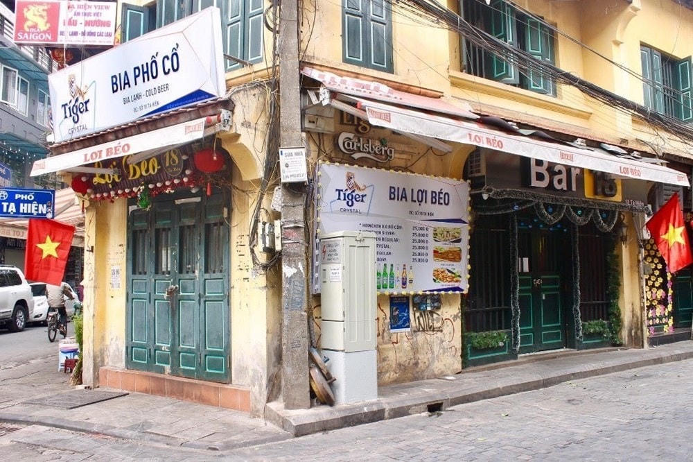 Phố Tạ Hiện đóng cửa hàng loạt để phòng dịch Covid-19 theo chỉ đạo của Ủy ban Nhân dân thành phố Hà Nội. (Ảnh: Minh Nghĩa/TTXVN).