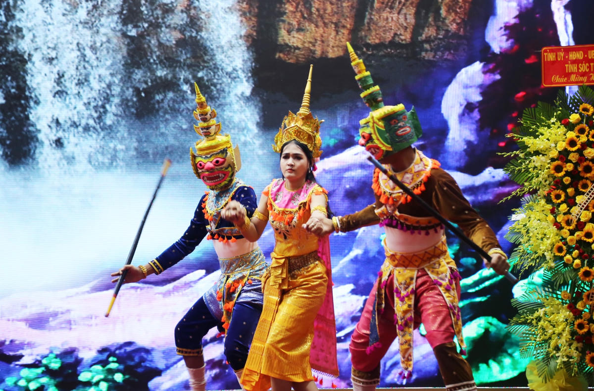 Biểu diễn nghệ thuật của đồng bào Khmer tại hội thảo. 