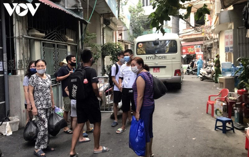 Hà Nội xử phạt hàng loạt trường hợp không đeo khẩu trang khi ra đường