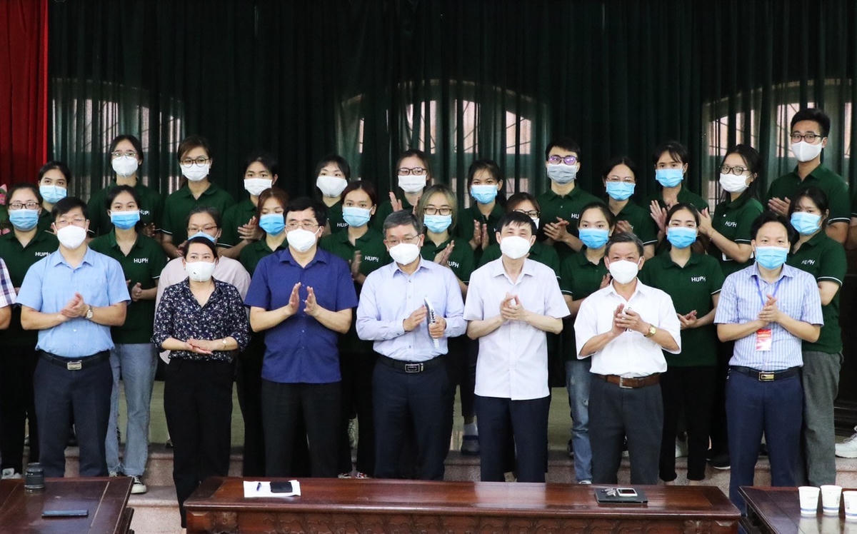 Lãnh đạo Sở y tế và huyện Quế Võ động viên các sinh viên tham gia tình nguyện.