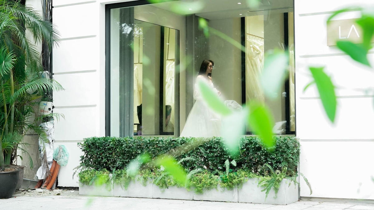 Hình ảnh Minh Hằng ra Hà Nội thử váy cưới được người đi đường chụp lại. Ảnh: MXH. 