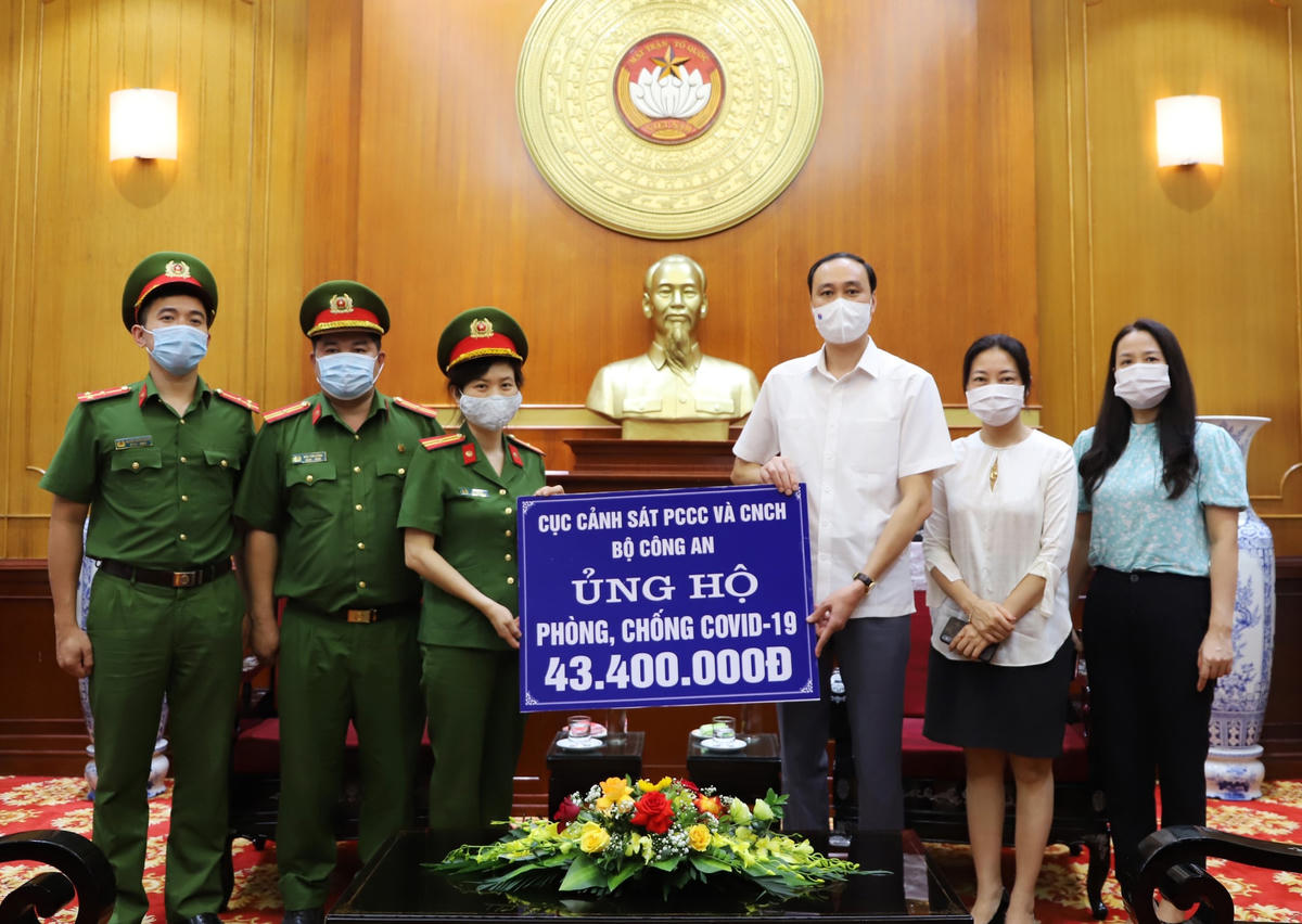 Phó Chủ tịch Phùng Khánh Tài tiếp nhận ủng hộ từ Cục Cảnh sát phòng cháy, chữa cháy và Cứu nạn cứu hộ, Bộ Công an.
