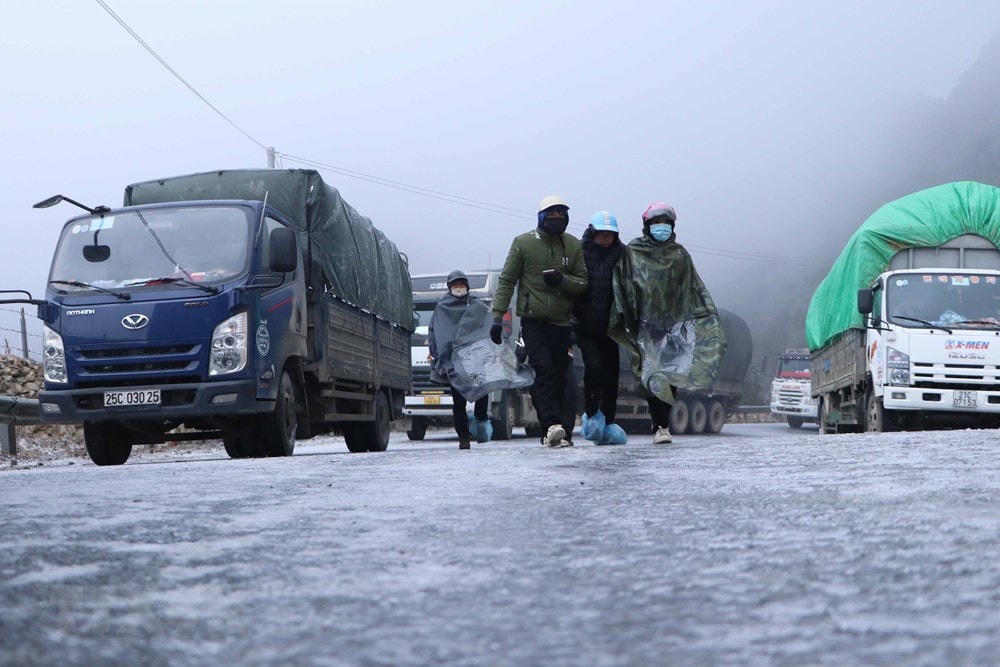 Băng phủ kín mặt đường đoạn đèo Ô Quy Hồ thuộc địa phận tỉnh Lai Châu đi Sa Pa khiến các phương tiện không thể lưu thông. (Ảnh: Nguyễn Oanh/TTXVN).