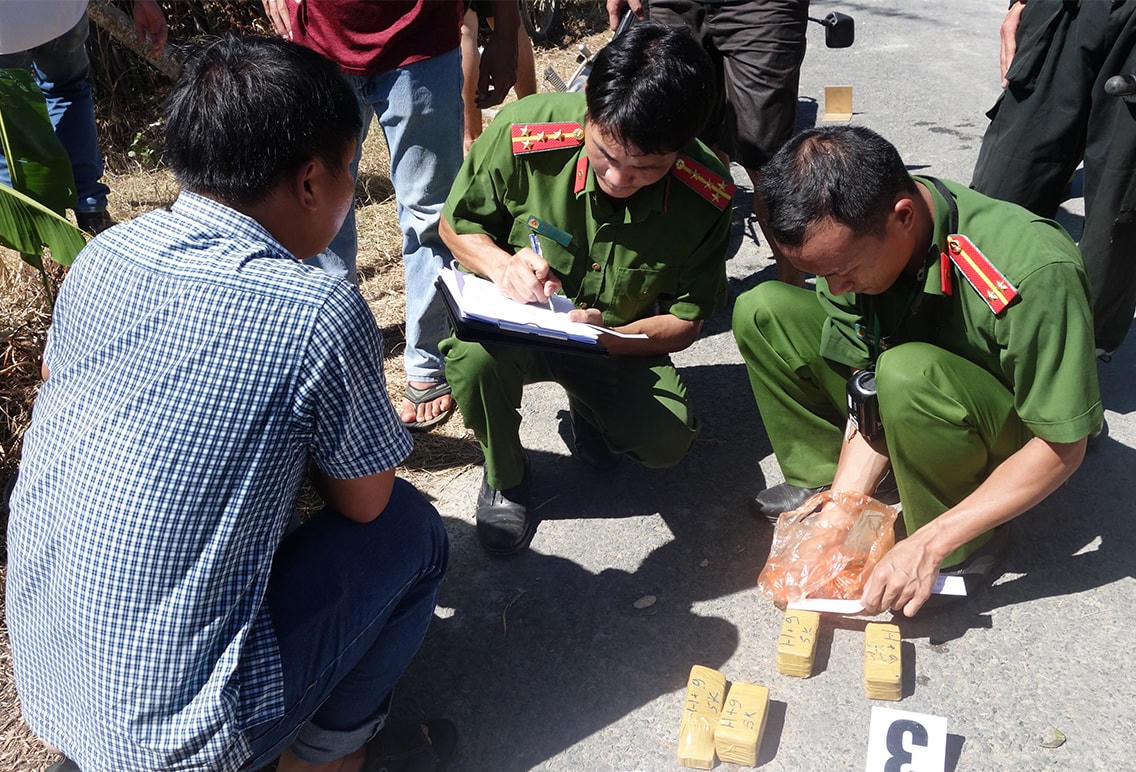 Lực lượng Công an An Giang thống kê số vàng thu giữ được. 