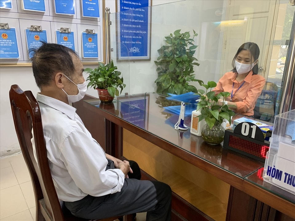 Cán bộ UBND phường Ngọc Lâm, quận Long Biên, TP Hà Nội tiếp dân.