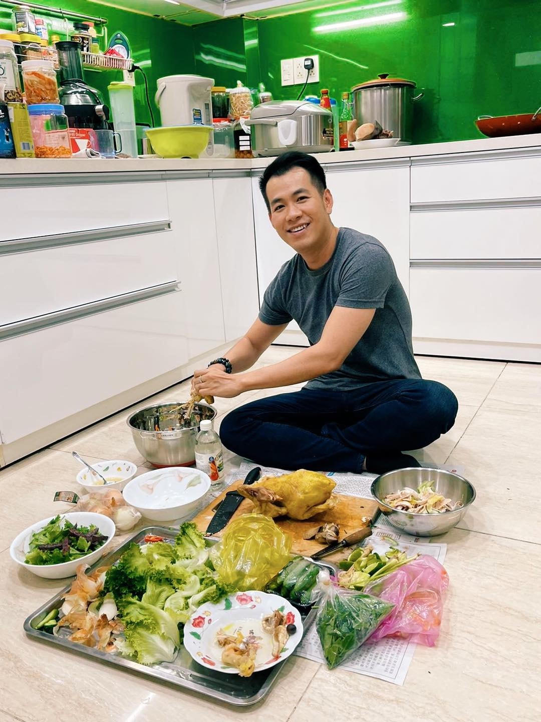 Ca sĩ Hồ Trung Dũng trổ tài nấu ăn với món Gỏi gà ba món.