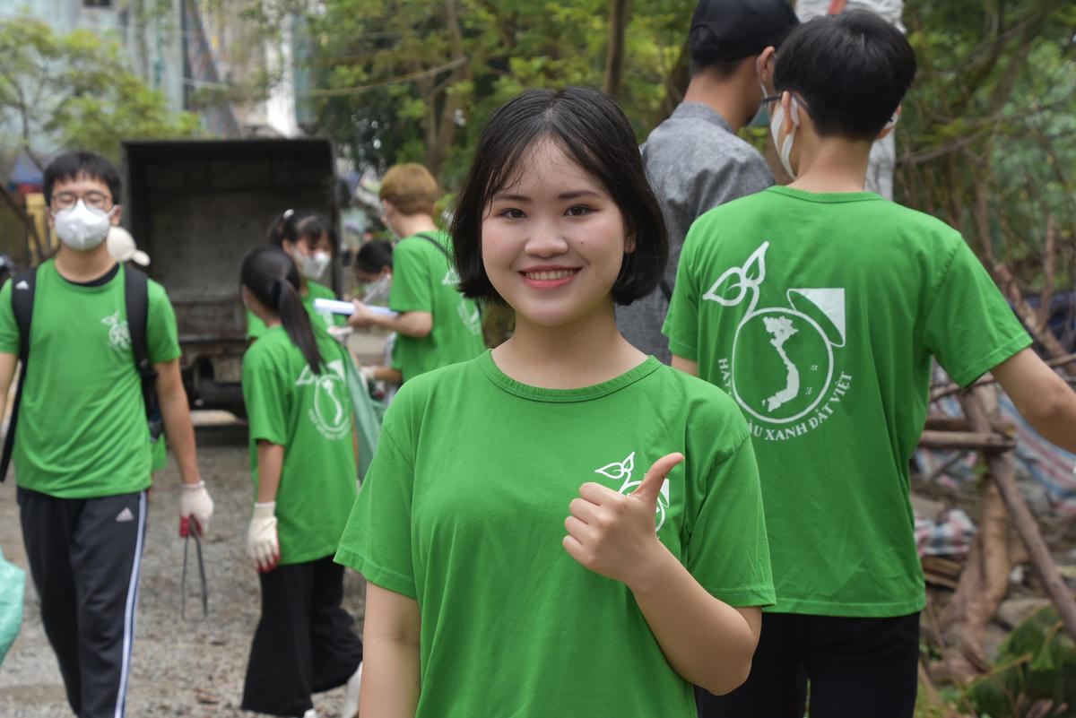 Văn Thị Thanh Hương (18 tuổi, sinh viên Đại học Văn hoá Hà Nội) cùng nhiều bạn bè cùng lớp đến tham gia dọn dẹp. Hương cho biết có đến một nửa số sinh viên trong lớp em tham gia chương trình này. 