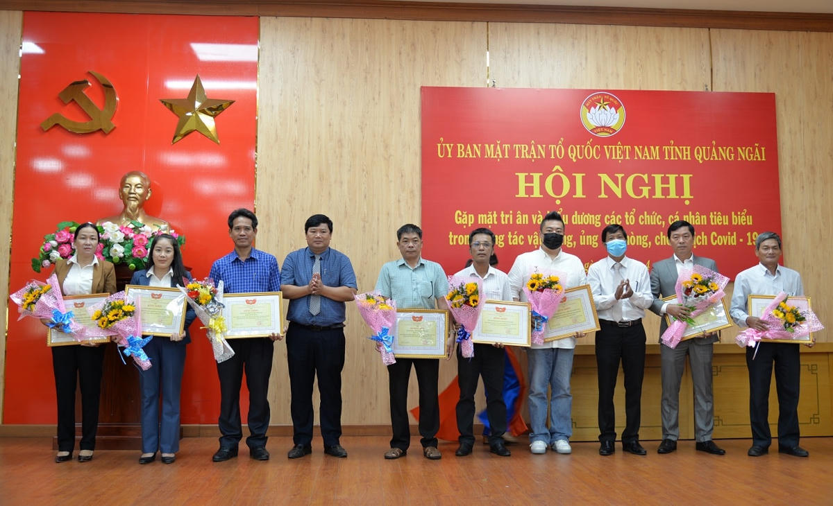 Ủy ban MTTQ Việt Nam tỉnh Quảng Ngãi tặng Bằng khen cho tập thể, cá nhân trong phòng, chống dịch Covid-19.