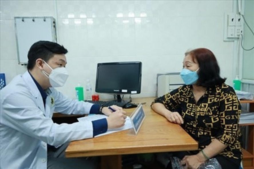 Bác sĩ tư vấn, sàng lọc “hậu Covid”.