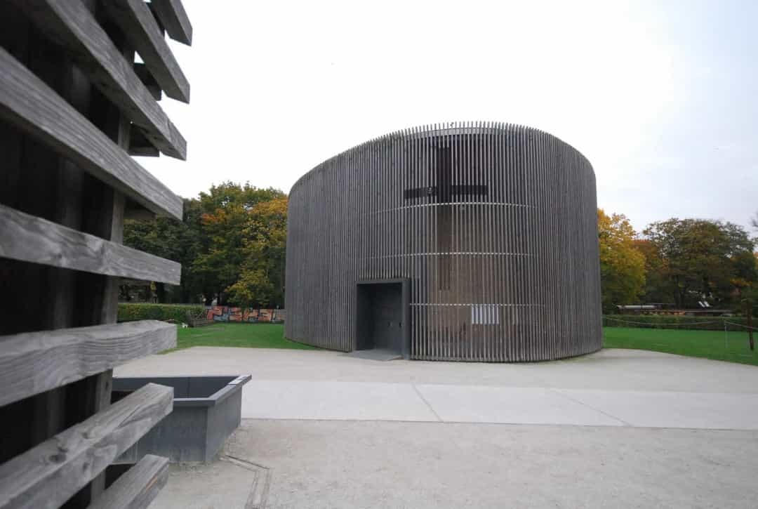 Nhà thờ Hòa giải, Đức - được xây dựng trên khuôn viên của dải biên giới cũ ở Berlin, nhà thờ này nằm trên phần tàn tích của Nhà thờ Hòa giải ban đầu và vừa là nơi thờ tự vừa là một phần của Đài tưởng niệm Bức tường Berlin.  