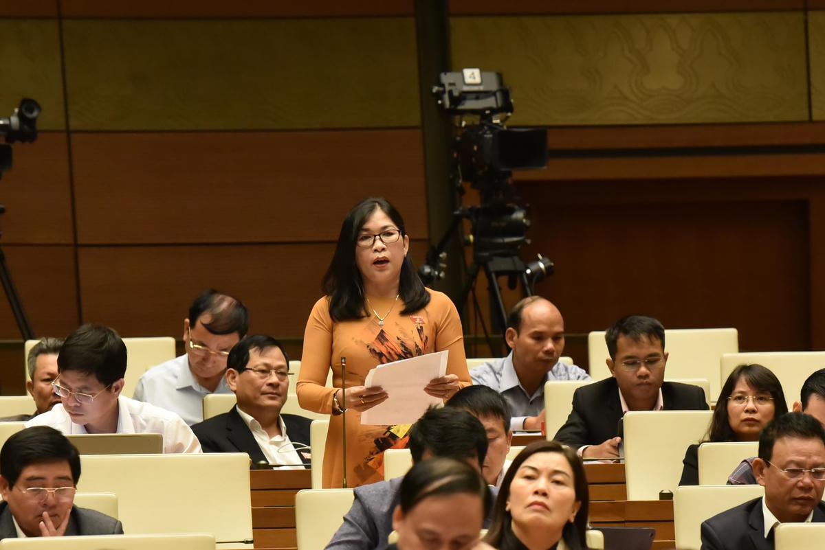 ĐBQH Bố Thị Xuân Linh, Chủ tịch Ủy ban MTTQ Việt Nam tỉnh Bình Thuận phát biểu tại Hội trường. Ảnh: Quang Vinh.