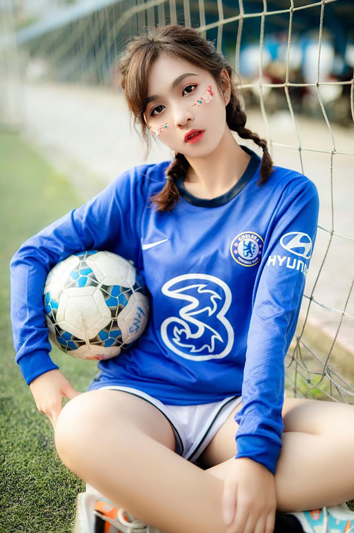 Hot girl Hoàng Minh Châu không bỏ lỡ trận đấu quan trọng này của đội nhà.
